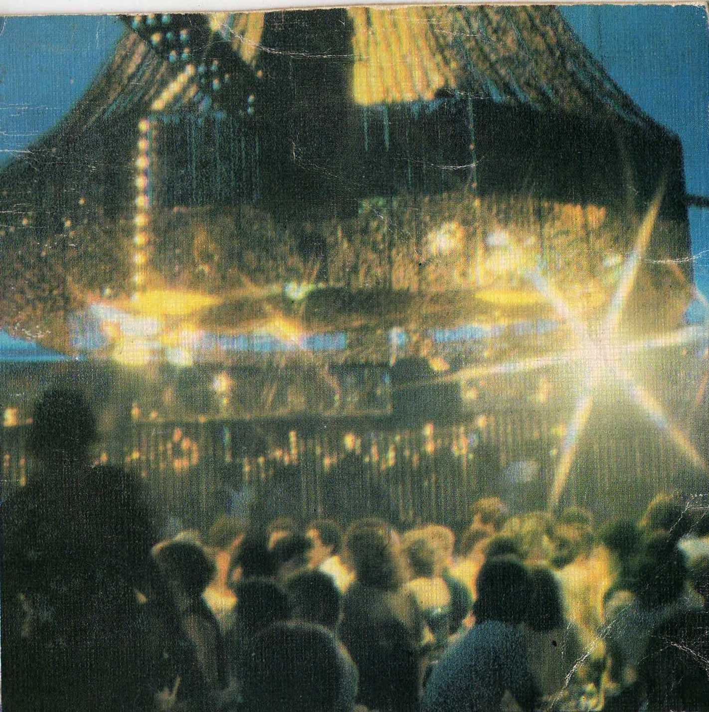 Pista de discoteca mexicana llena bajo luces y espejos